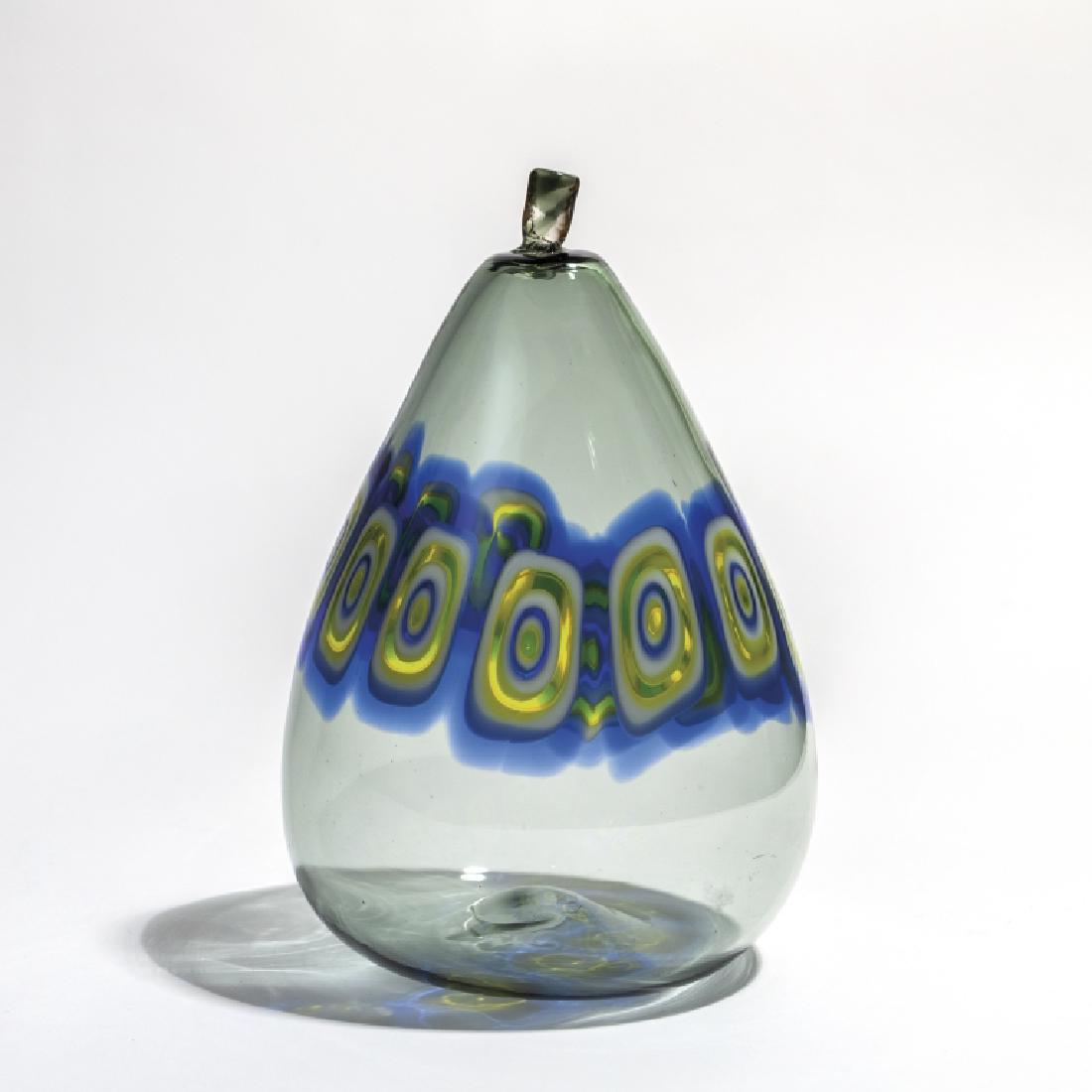 VISTOSI LUCIANO Una scultura a forma di pera (1 of 2)