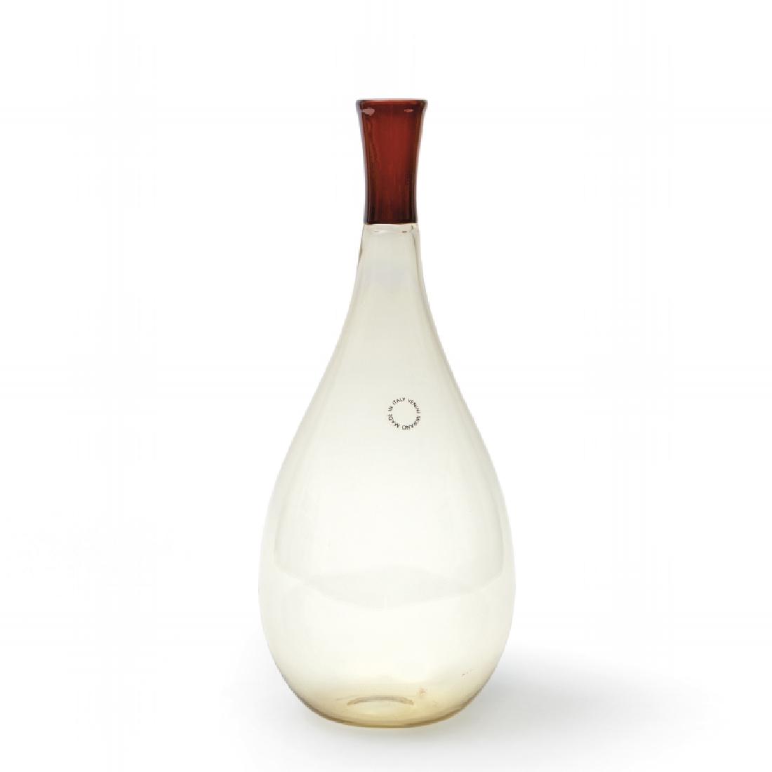 LUDOVICO DIAZ DE SANTILLANA, VENINI Una: LUDOVICO DIAZ DE SANTILLANA, VENINI Una bottiglia della serie 'Colletti' in vetro a incalmo, 1989. Etichetta originale. Marca incisa 'venini 89'. Altezza cm 28. Letteratura: Franco Deboni, I vetri Ven