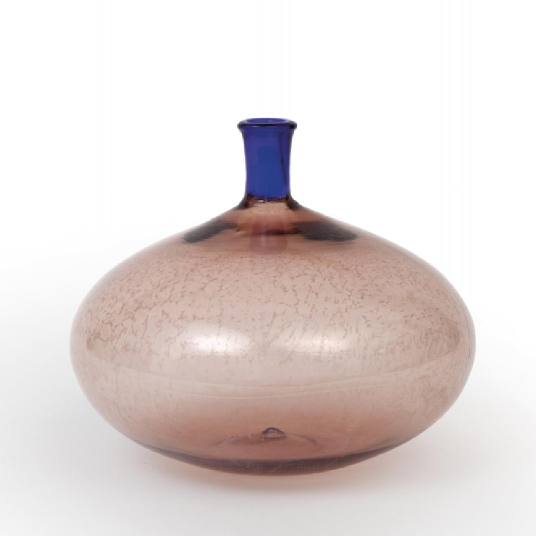 LUDOVICO DIAZ DE SANTILLANA, VENINI Un vaso: LUDOVICO DIAZ DE SANTILLANA, VENINI Un vaso della serie 'Colletti' in vetro a incalmo, 1968. Marca incisa 'venini italia'. Altezza cm 13. Letteratura: Franco Deboni, I vetri Venini La storia, gli arti