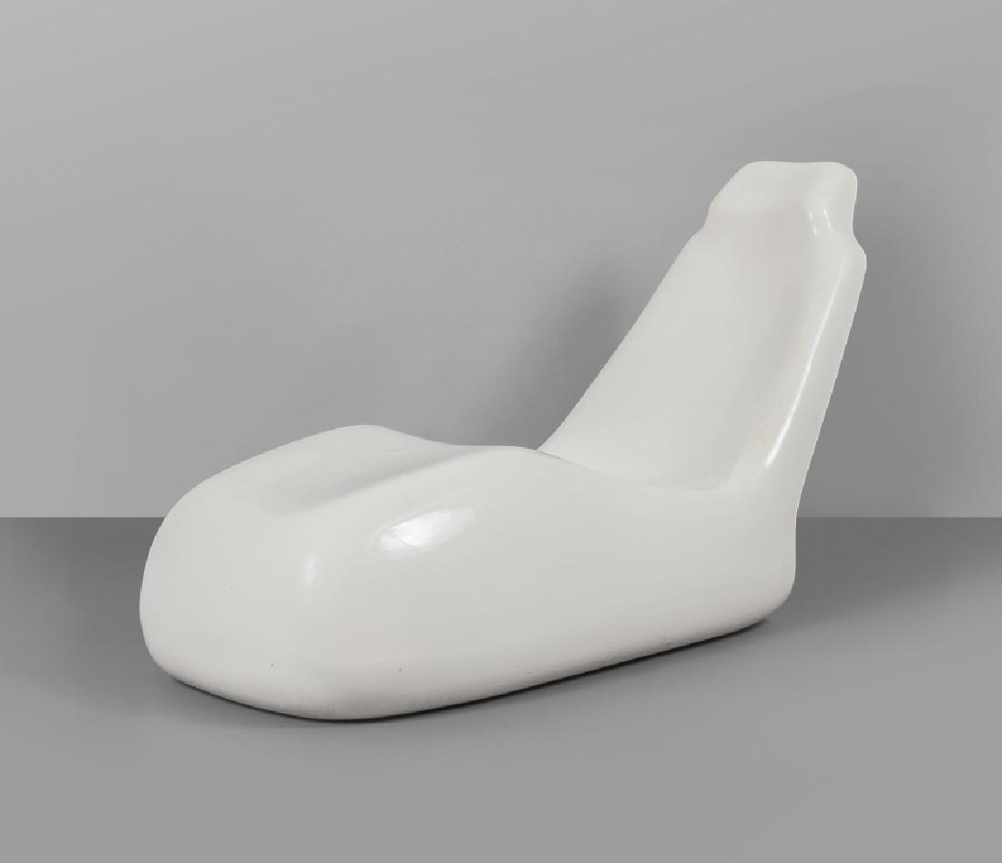 ALBERTO ROSSELLI Una poltrona a sdraio 'Moby: ALBERTO ROSSELLI Una poltrona a sdraio 'Moby Dick' per SAPORITI, 1969. Resina Abs. Altezza cm 82, larghezza 65, lunghezza 150. A 'Moby Dick' lounge chair manufactured by SAPORITI, 1969. Abs resin. 32.