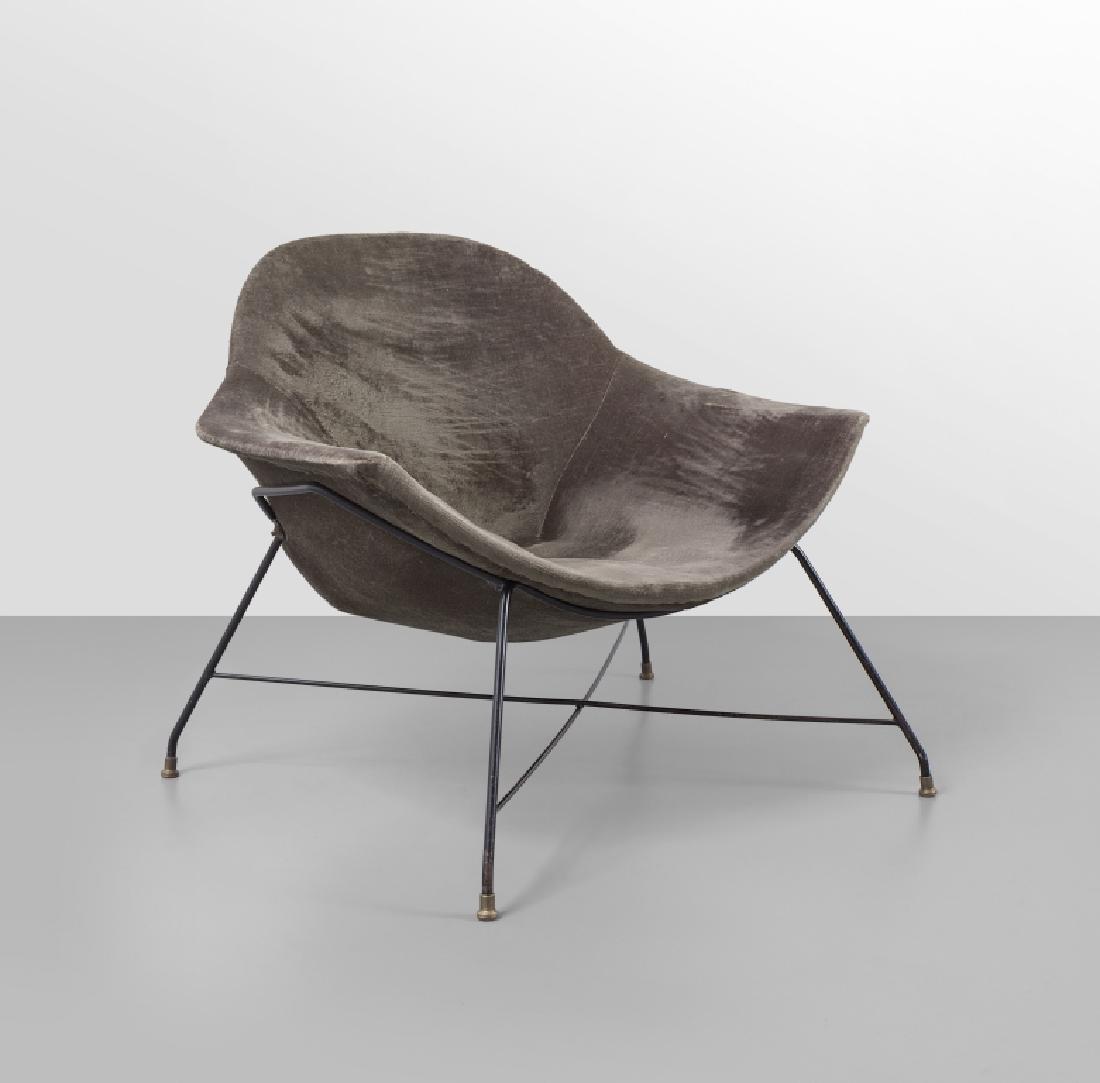 AUGUSTO BOZZI Una poltrona per FRATELLI: AUGUSTO BOZZI Una poltrona per FRATELLI SAPORITI, circa 1960. Ferro verniciato, ottone, scocca in masonite imbottita e rivestita in velluto. Altezza cm 70, larghezza 85, profonditÃ 80. An armchair