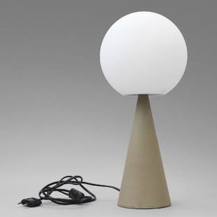 GIO PONTI  Una lampada da tavolo 'Bilia': GIO PONTI Una lampada da tavolo 'Bilia' (modello 2474) per FONTANA ARTE, 1968. Metallo verniciato, vetro opalino satinato. Etichetta della manifattura. Altezza cm 44. A 'Bilia' table lamp (2474 model)