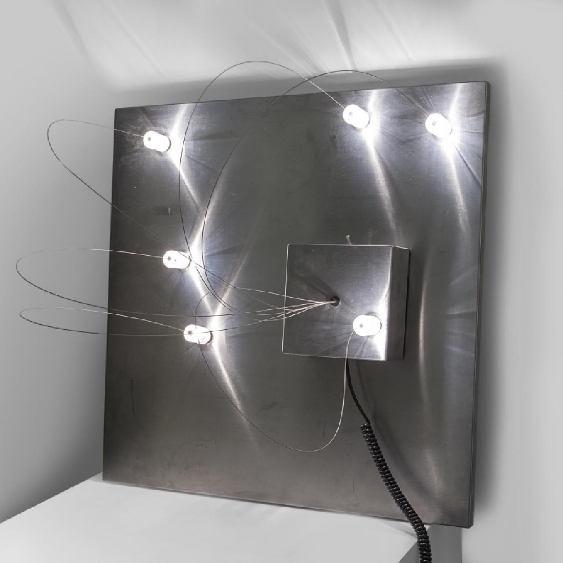STUDIO A.R.D.I.T.I., GIANNI GAMBERINI Una: STUDIO A.R.D.I.T.I., GIANNI GAMBERINI Una lampada da parete 'BT 1' per NUCLEO SORMANI, 1973. Acciaio inossidabile, fonti luminose magnetiche spostabili. Cm 90 x 90 Accompagnata da un certificato di au