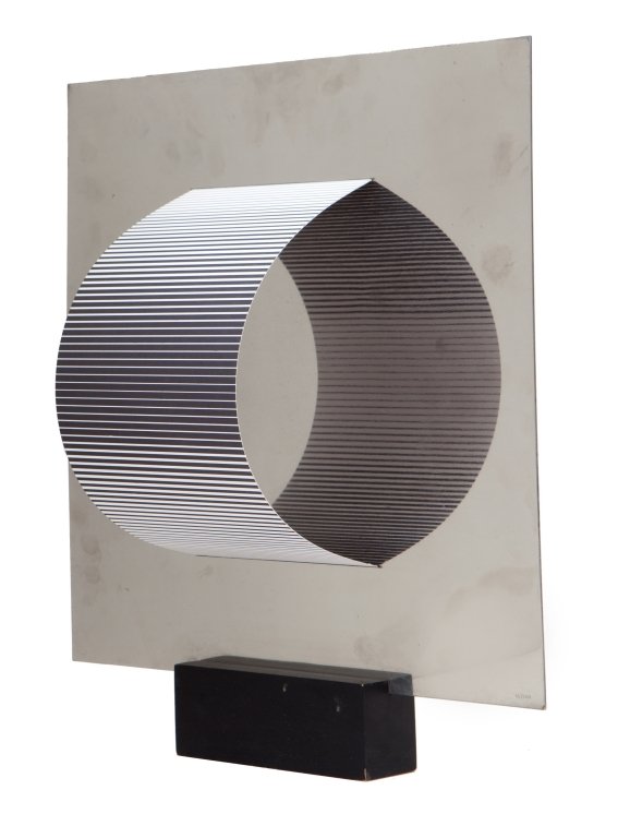 GETULIO ALVIANI (1939-2018) Cilindro: GETULIO ALVIANI (1939-2018) Cilindro virtuale acciaio e serigrafia cm 33x33x9 (variabile) firmato in basso a destra sul retro: etichetta di ED DE Cilindro virtuale steel and silkscreen 12,99x12,99x3,5