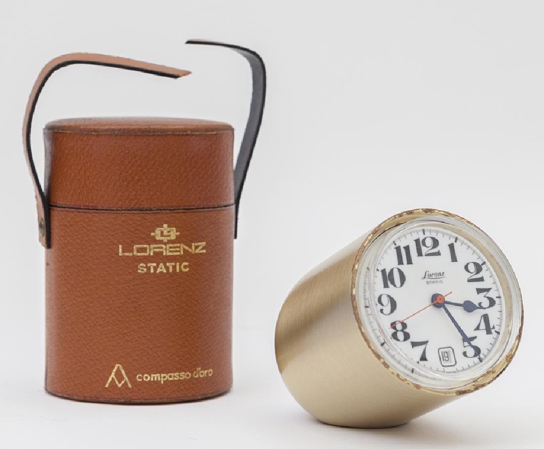 RICHARD SAPPER Un orologio da tavolo: RICHARD SAPPER Un orologio da tavolo 'Static' per LORENZ (Compasso d'oro 1960). Alluminio anodizzato spazzolato, involucro in pelle. Funzionante. Cm 10 x 6,5. Letteratura: Domus 472 (marzo 1969), p. 3