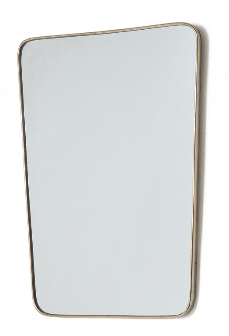 UNO SPECCHIO DA PARETE, anni '50. Ottone,: UNO SPECCHIO DA PARETE, anni '50. Ottone, cristallo argentato. Cm 75 x 54.