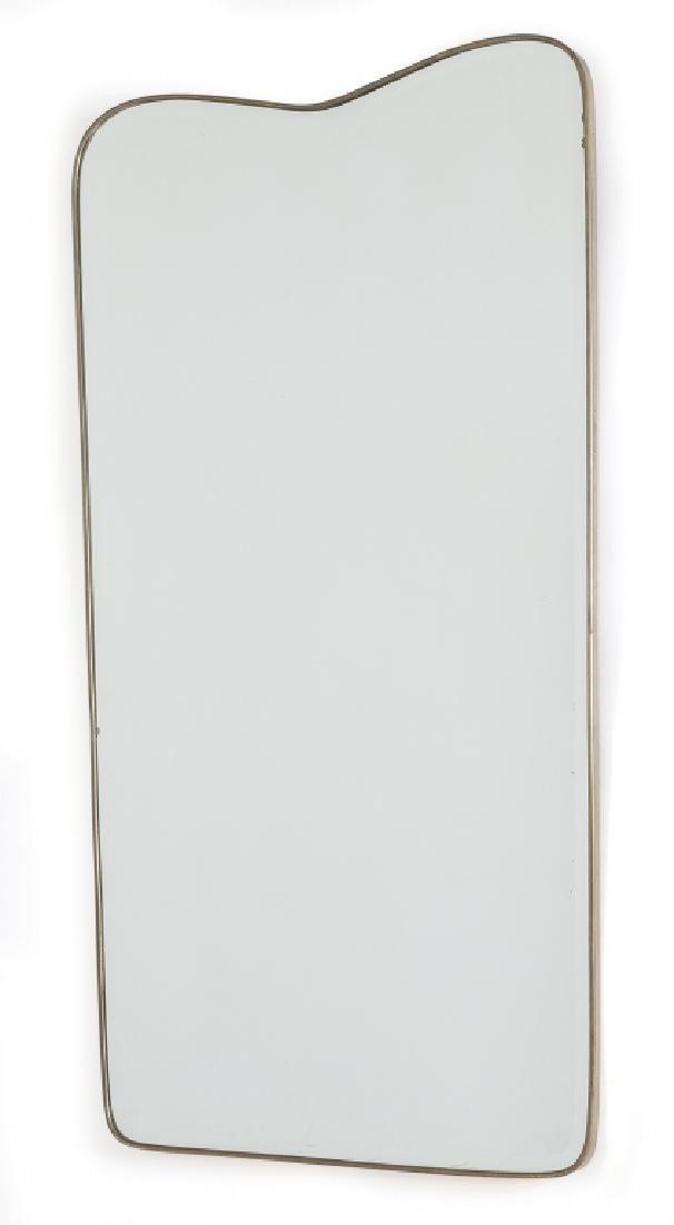 UNO SPECCHIO DA PARETE, anni '50. Ottone,: UNO SPECCHIO DA PARETE, anni '50. Ottone, cristallo argentato. Cm 124 x 66.