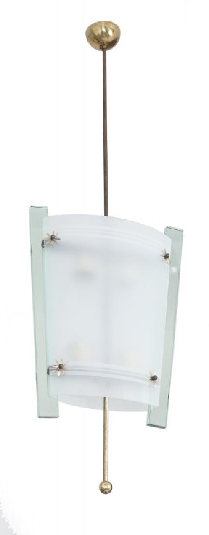 UNA LAMPADA A SOSPENSIONE, anni '50. Ottone,: UNA LAMPADA A SOSPENSIONE, anni '50. Ottone, cristallo, cristallo satinato curvato. Cm 115 (h) x 35 x 15.