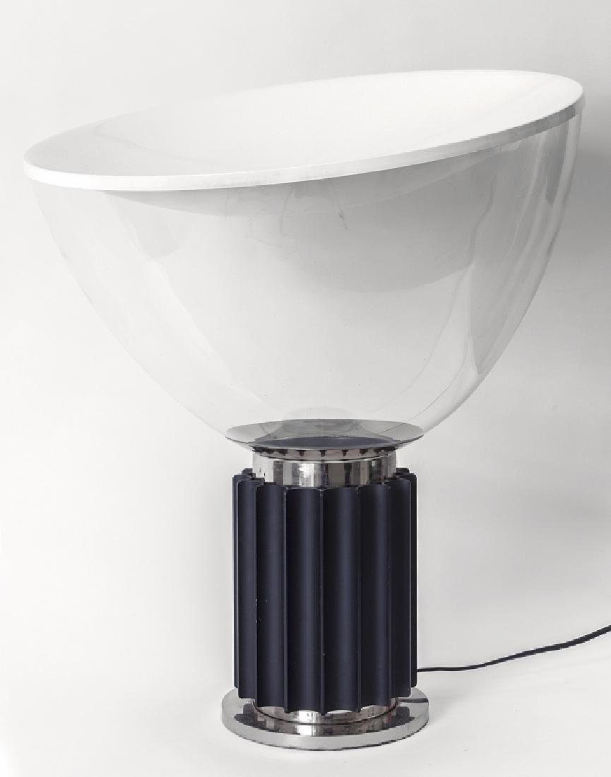 ACHILLE CASTIGLIONI Una lampada da tavolo: ACHILLE CASTIGLIONI Una lampada da tavolo 'Taccia' per FLOS, 1962. Fusione di alluminio, ottone cromato, vetro soffiato, alluminio laccato. Altezza cm 62, diametro diffusore cm 48. Letteratura: Domus