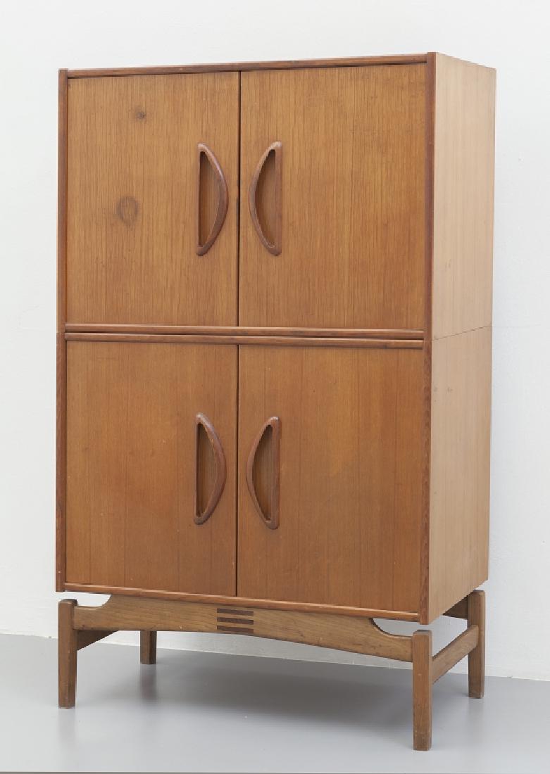PRODUZIONE DANESE anni '60.  Una credenza a (1 of 2)