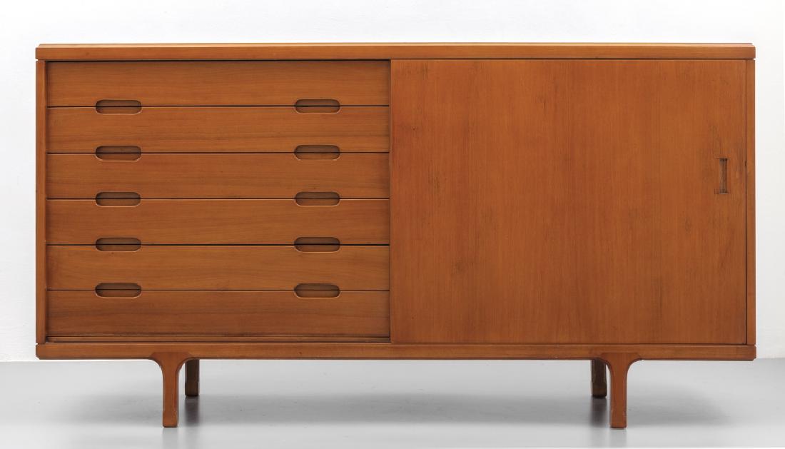 UNA CREDENZA, anni '60.  Legno di teak, legno (1 of 2)