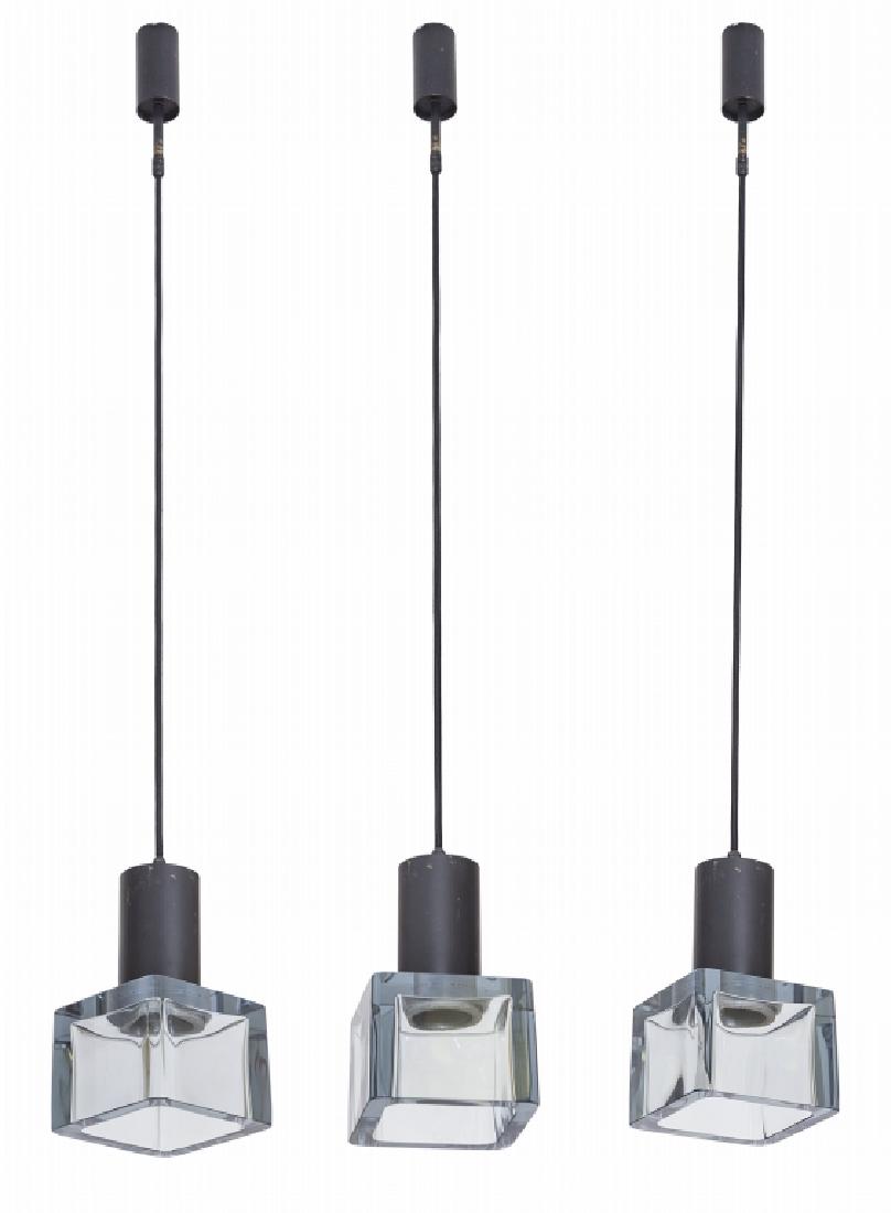 TRE LAMPADE A SOSPENSIONE, anni '60. Ottone: TRE LAMPADE A SOSPENSIONE, anni '60. Ottone verniciato, vetro di forte spessore. Misure diffusori cm 22 x 13 x 13.