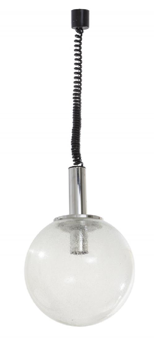 TOBIA SCARPA Una lampada a sospensione: TOBIA SCARPA Una lampada a sospensione 'Sfera' per FLOS, 1964. Acciaio cromato, vetro metallinato. Diametro diffusore cm 28. Letteratura: Ottagono 4 (gennaio 1967), p. 95 Ottagono 30 (settembre 1973),