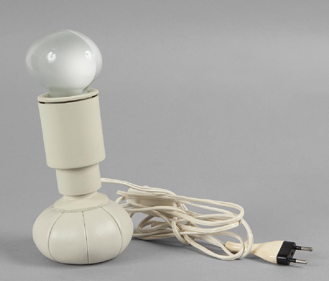 GINO SARFATTI Una lampada da tavolo '600/c': GINO SARFATTI Una lampada da tavolo '600/c' per ARTELUCE, 1966. Metallo laccato, skai ripieno di pallini di piombo. Etichetta della manifattura. Altezza cm 17,5. Letteratura: Catalogo Arteluce 1966, p