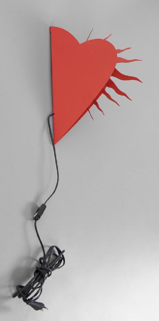 INGO MAUER Una lampada da parete 'one for the: INGO MAUER Una lampada da parete 'one for the recession per DESIGN M, 1994. Lamierino verniciato. Altezza cm 43, larghezza 30, profonditÃ 10. In scatola di cartone originale con foglio di istruzion