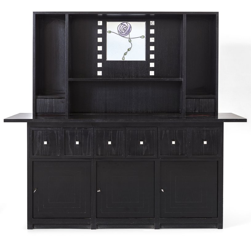 CHARLES RENNIE MACKINTOSH  Una credenza 'D.S. (1 of 2)
