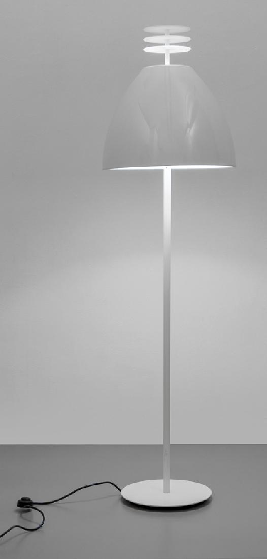 UNA LAMPADA DA TERRA, anni '90. Acciaio: UNA LAMPADA DA TERRA, anni '90. Acciaio verniciato, alluminio laccato, perspex satinato. Altezza cm 158.