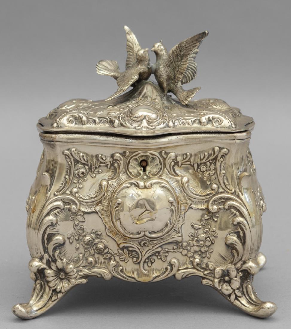 Cofanetto in argento sbalzato, prese con (1 of 2)