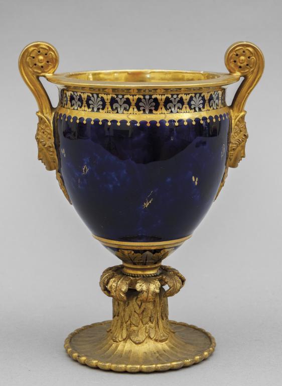 Vasetto in porcellana blu con base in bronzo: Vasetto in porcellana blu con base in bronzo dorato, Francia sec.XIX h.cm.15
