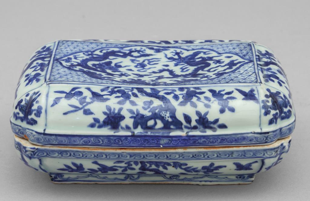 Scatola in porcellana bianca e blu, Cina (1 of 2)
