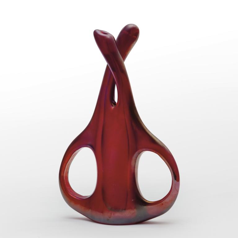 GIORGIO FERRO, A.VE.M Un vaso 'Ansa Volante': GIORGIO FERRO, A.VE.M Un vaso 'Ansa Volante' in vetro rosso iridato, 1955. Altezza cm 34.5.