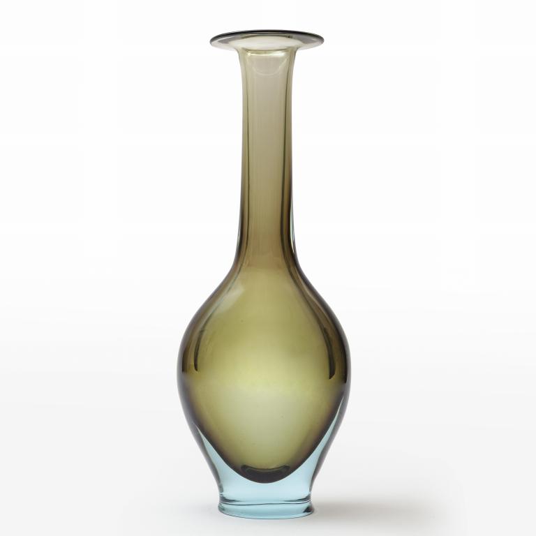 MARIO PINZONI, SEGUSO VETRI D'ARTE Un vaso in: MARIO PINZONI, SEGUSO VETRI D'ARTE Un vaso in vetro sommerso azzurro e oliva, circa 1965. Altezza cm 41.5.
