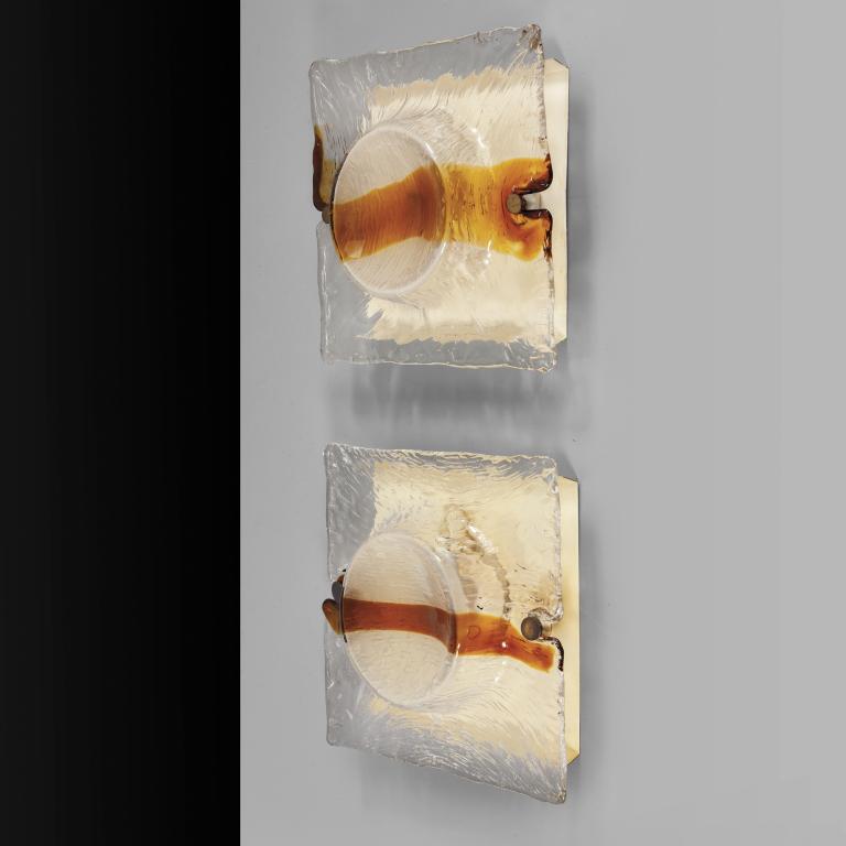 VENINI Due lampade da parete 'Quilt', anni: VENINI Due lampade da parete 'Quilt', anni '70. Lamierino verniciato, cristallo soffiato in stampo con fascia di vetro ambra. Marca stampigliata 'venini a. s. Murano Mmade in Italy'. Cm 41 x 41 x 14 (