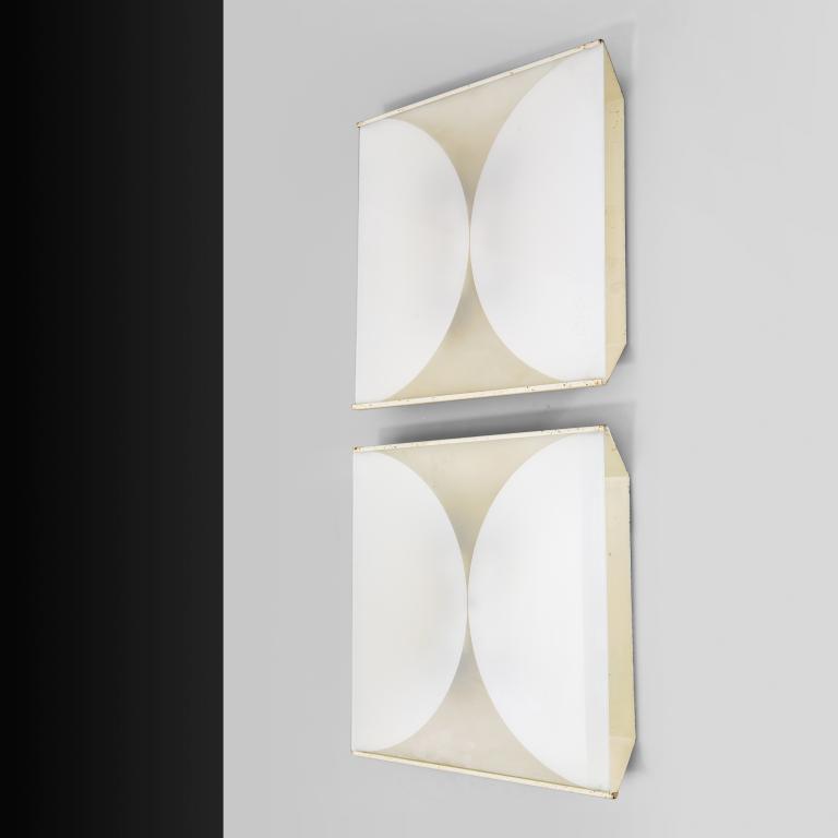 BOBO PICCOLI Due lampade da parete "Clessidra": BOBO PICCOLI Due lampade da parete "Clessidra" per FONTANA ARTE, 1970. Lamierino verniciato, vetro diffusore bianco lucido con decorazione smerigliata. Cm 50 x 50 x 7 (profonditÃ ). A pair of "Cless
