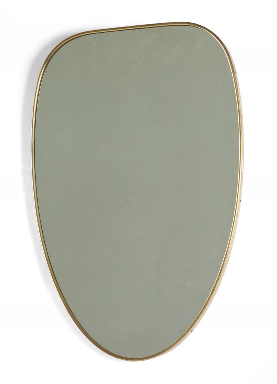 UNO SPECCHIO DA PARETE, anni '50. Ottone,: UNO SPECCHIO DA PARETE, anni '50. Ottone, cristallo argentato. Cm 73 x 48.