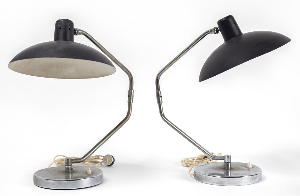 CLAY MICHIE Due lampade da tavolo "Modello 8": CLAY MICHIE Due lampade da tavolo "Modello 8" per KNOLL, 1950. Ottone cromato, alluminio laccato. Altezza cm 48. Letteratura: rivista dell"Arredamento 96 (dicembre 1962), p. 30 Steven and Linda Roulan