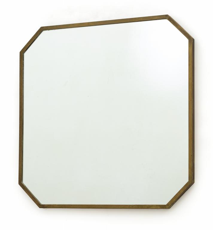 UNO SPECCHIO DA PARETE, anni '50. Ottone,: UNO SPECCHIO DA PARETE, anni '50. Ottone, cristallo argentato. Cm 74 x 74.