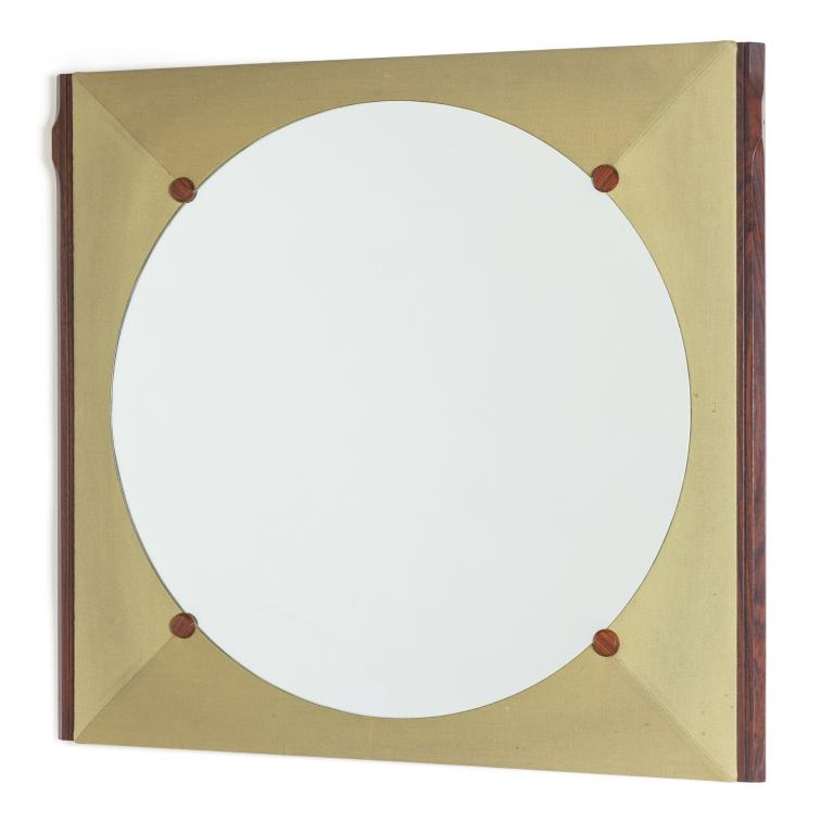UNO SPECCHIO DA PARETE, anni '60. Legno di: UNO SPECCHIO DA PARETE, anni '60. Legno di palissandro, panno. Cm 81 x 86.
