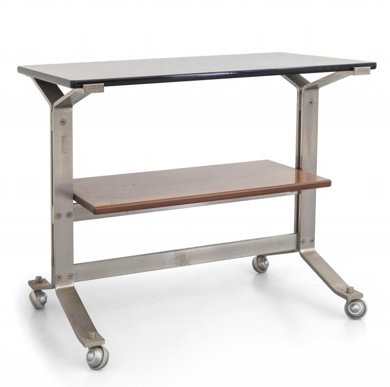 FORMANOVA (Eitore) Un carrello, anni '60.: FORMANOVA (Eitore) Un carrello, anni '60. Acciaio nichelato, legno impiallacciato in teak, cristallo colorato molato. Cm 74 (h) x 84 x 52.