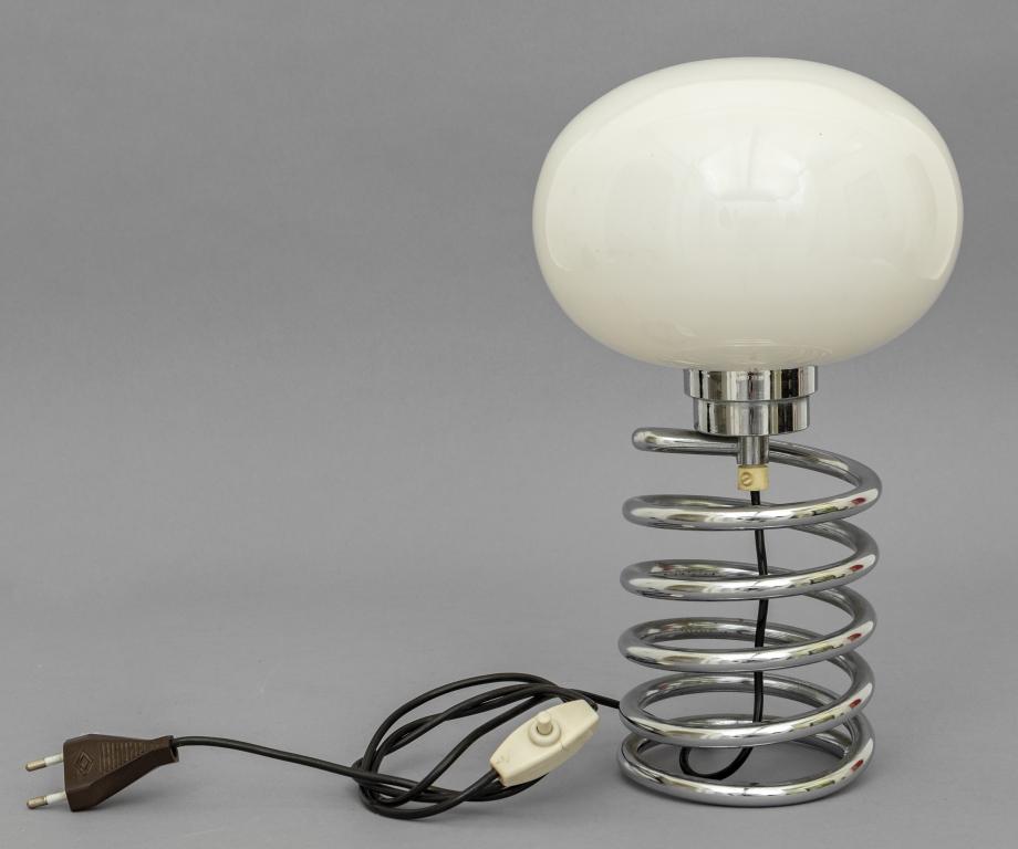 INGO MAUER Una lampada da tavolo 'Spirale'per: INGO MAUER Una lampada da tavolo 'Spirale'per DESIGN M, 1968. Acciaio cromato, vetro opalino. Altezza cm 30. Letteratura: catalogo Design M anni '60 Domus 461 (aprile 1968), p. 40 Domus 463 (giugno 19