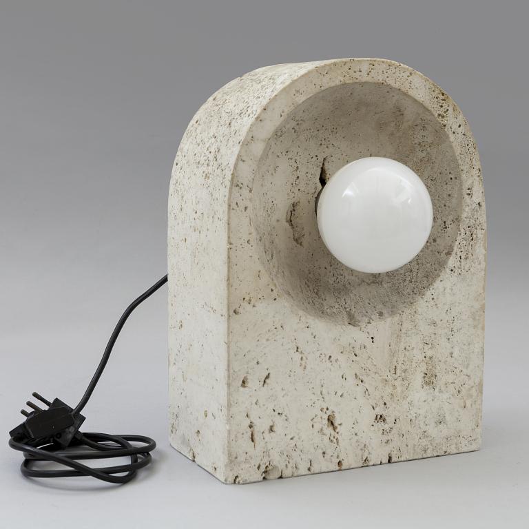 GIULIANO CESARI Una lampada da tavolo per (1 of 1)