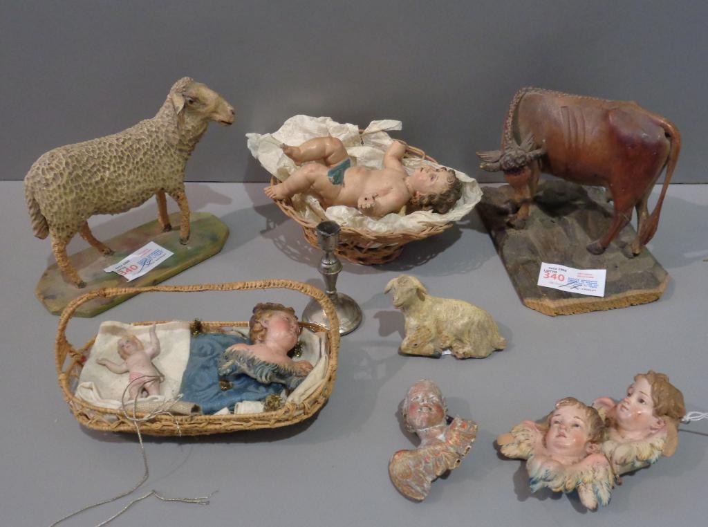 Scatola contenente oggetti da Presepe napoletani,: Scatola contenente oggetti da Presepe napoletani, tra cui una mucca in legno intagliato e dorato e alcune testine d'angelo in terracotta policroma e legno