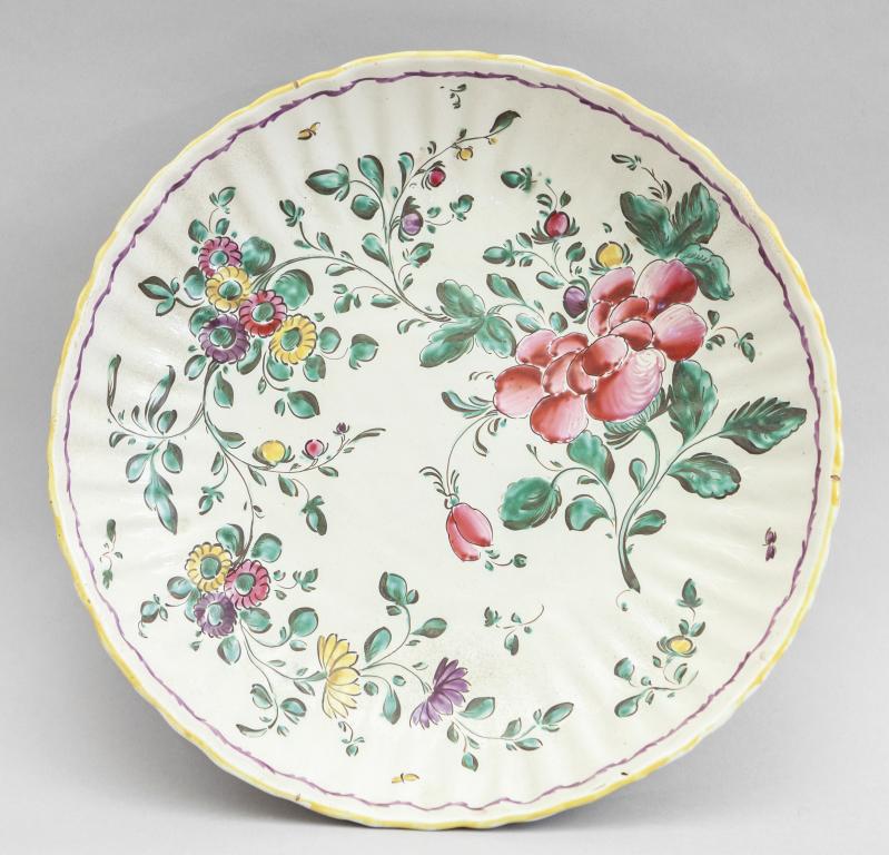 Piatto in maiolica con decoro alla rosa, Pesaro (1 of 1)
