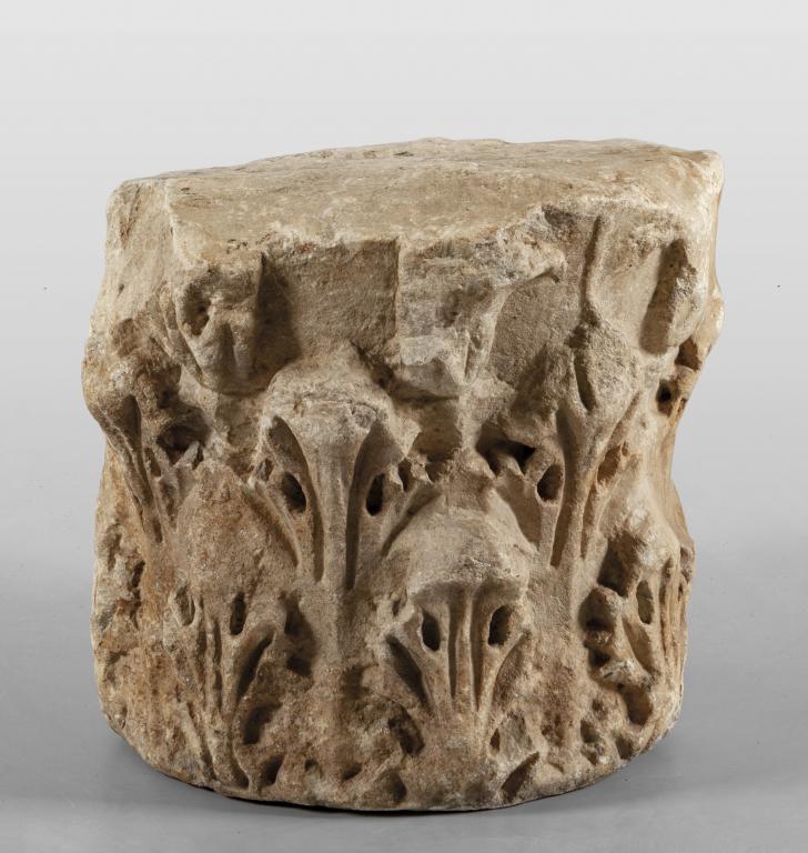 Capitello corinzio in marmo a tutto tondo, sec. (1 of 2)