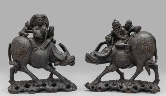 Bisonti con figure, coppia di sculture in legno: Bisonti con figure, coppia di sculture in legno duro con ricca applicazione in metallo, Cina inizi sec.XIX cm.33xh.30