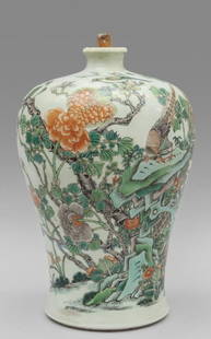 Vaso in porcellana di Cina, Famiglia Verde,: Vaso in porcellana di Cina, Famiglia Verde, decorato in policromia a fiori su fondo bianco, sec.XIX h.cm.27,5