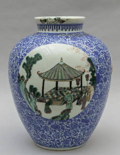 Grande vaso in porcellana di Cina KanXi bianca e: Grande vaso in porcellana di Cina KanXi bianca e blu decorato con riserve raffiguranti scene di vita cinese, sec.XIX h.cm.33,5