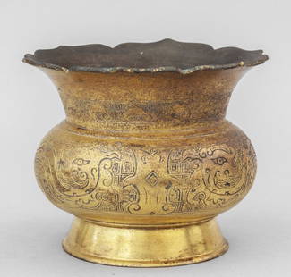 Incensiere in bronzo dorato a forma di fiore di: Incensiere in bronzo dorato a forma di fiore di loto, corpo decorato con incisioni a forma di onde, scritte o preghiere sul fondo, Cina dinastia Qing diam.cm.12xh.10