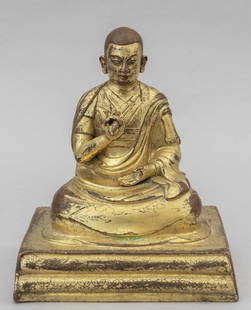 Scultura in bronzo dorato raffigurante monaco: Scultura in bronzo dorato raffigurante monaco buddista seduto con vaira/dorje in mano, Cina dinastia Ming h.cm.18, mancanze nella doratura