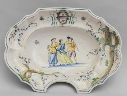 Bacile in maiolica decorata in policromia in: Bacile in maiolica decorata in policromia in stile levantino, Savona sec.XIX cm. 37x28