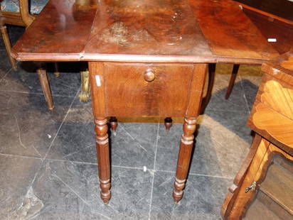 Tavolino da lavoro lastronato in piuma di mogano,: Tavolino da lavoro lastronato in piuma di mogano, sec.XIX cm.34x54xh.72
