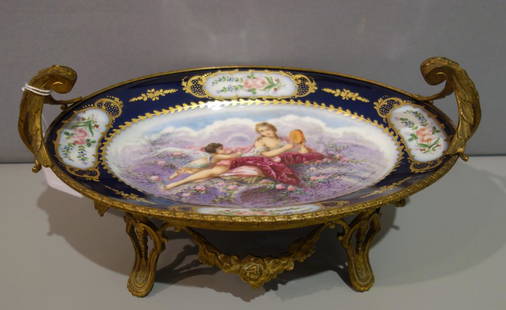 Alzata in porcellana di Sevres montata in bronzo: Alzata in porcellana di Sevres montata in bronzo dorato, fine sec.XIX cm. 33x19 h. 16