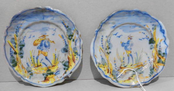 Coppia di piatti in ceramica decorati in: Coppia di piatti in ceramica decorati in policromia con personaggi diam.cm.15, difetti