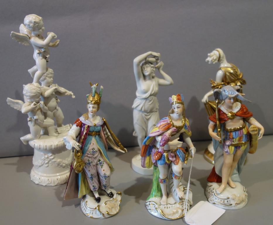 Sei statuine diverse in porcellana di cui tre in (1 of 1)