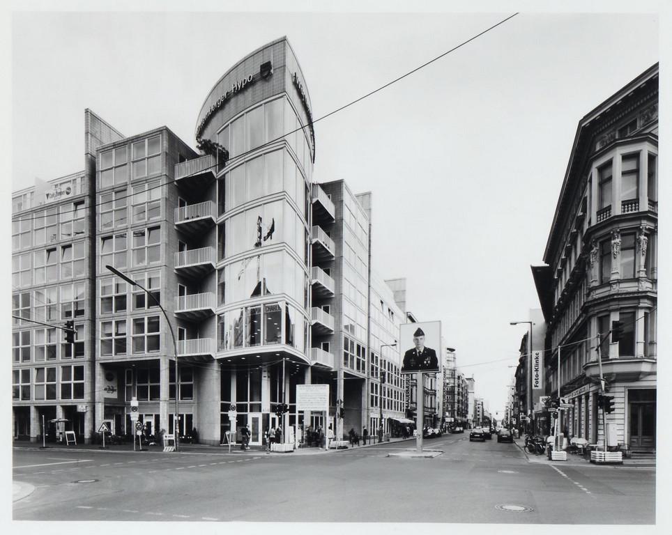 GABRIELE BASILICO (1944-2013) Berlino 2000 -: GABRIELE BASILICO (1944-2013) Berlino 2000 - 2000 A3 281 (Checkpoint Charlie) stampa ai sali d'argento vintage cm 43x54 (foglio cm 50x60) esemplare A.P. firmata, datata, titolata e numerata sul retro