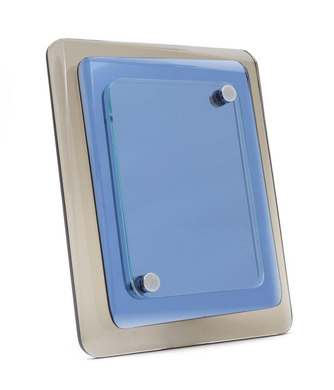 UN PORTARITRATTI, anni '60. Cristallo,: UN PORTARITRATTI, anni '60. Cristallo, cristallo colorato molato, cristallo colorato molato argentato, ottone cromato. Cm 25 x 21.
